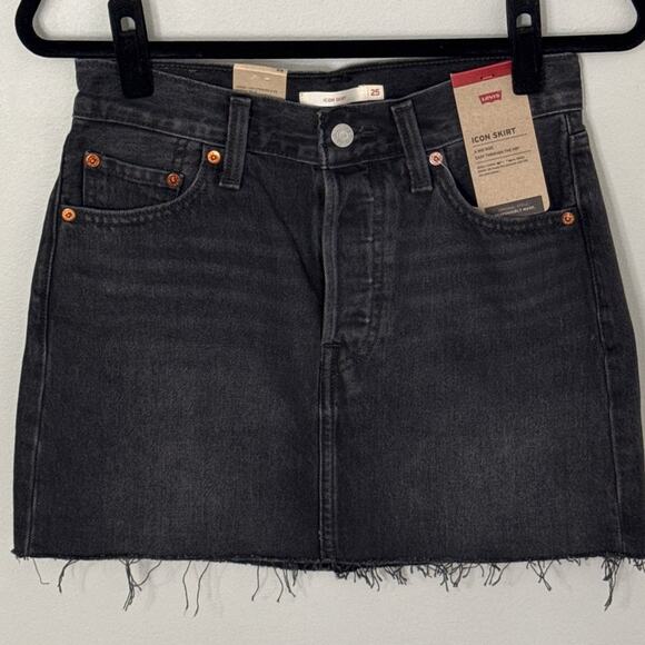 NWT Levi's Premium Icon Denim Skirt Dark Mirror Black Raw Hem Size 25 - Picture 11 of 14